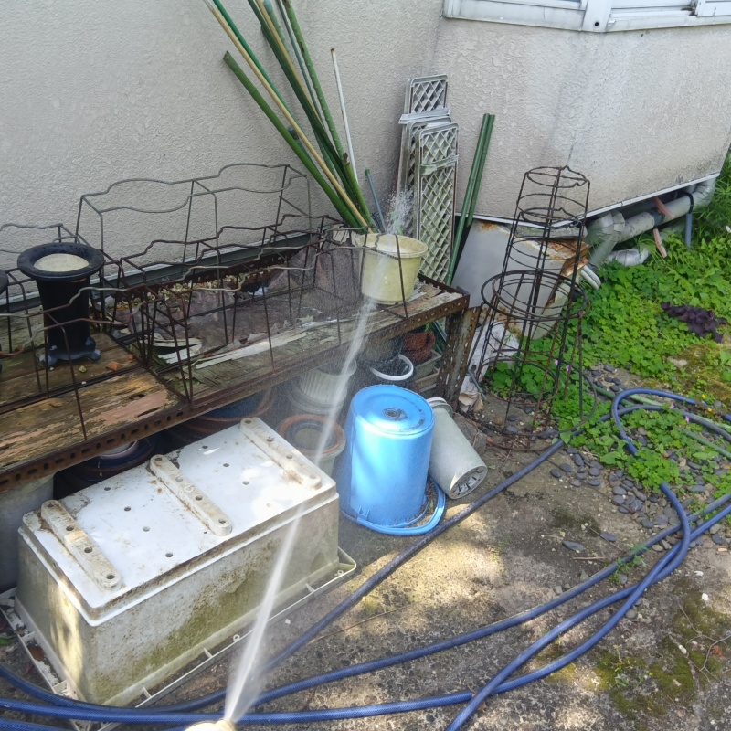 基礎まわりにシロアリ駆除剤を散布する様子