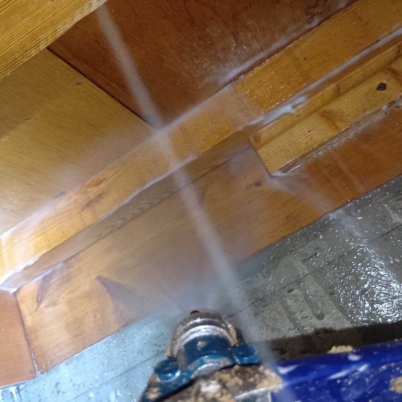 床下の木材にシロアリ駆除剤を散布する様子