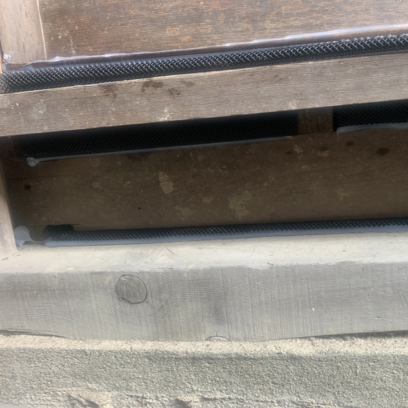 建物の開口部をネットとパテで封鎖