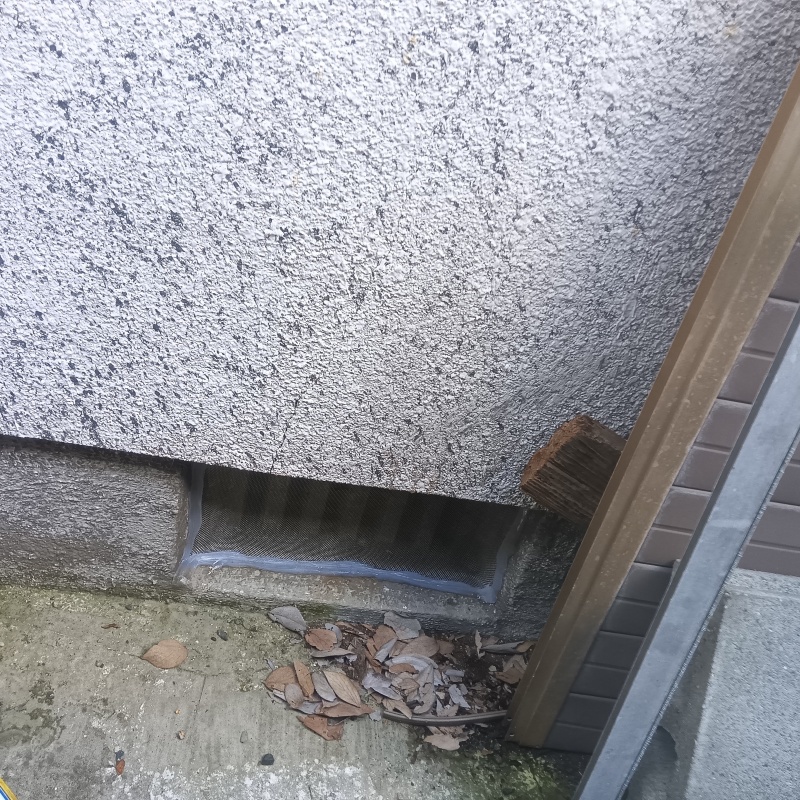 床下換気口をネットとパテで封鎖