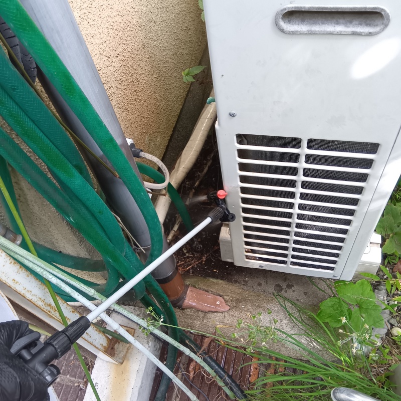 建物まわりに殺虫剤を散布