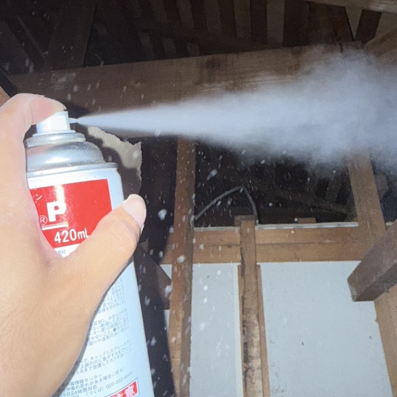 屋根裏に忌避剤をスプレー