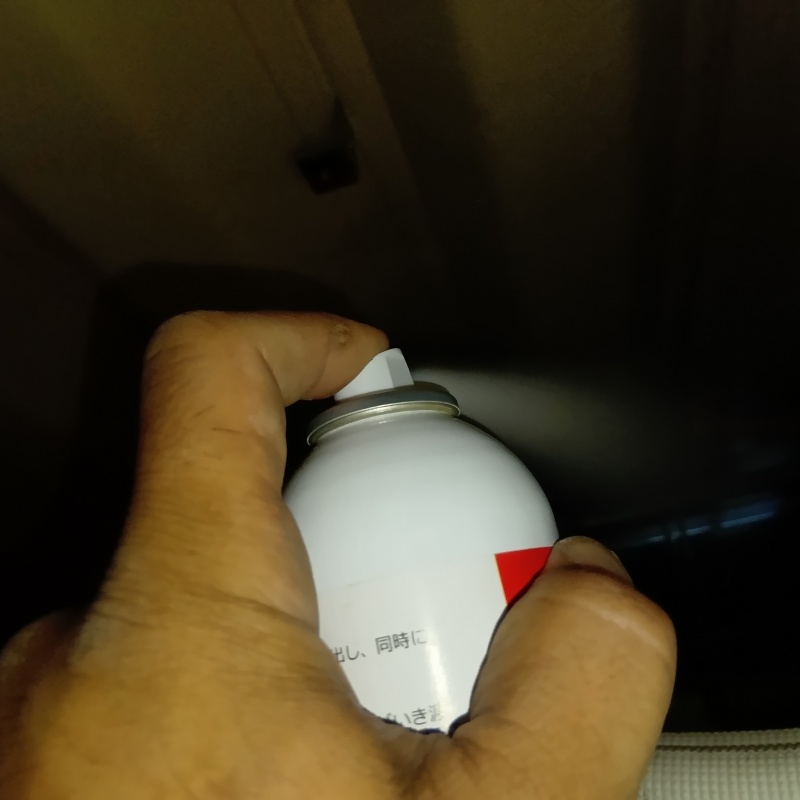 屋根裏に忌避剤をスプレー