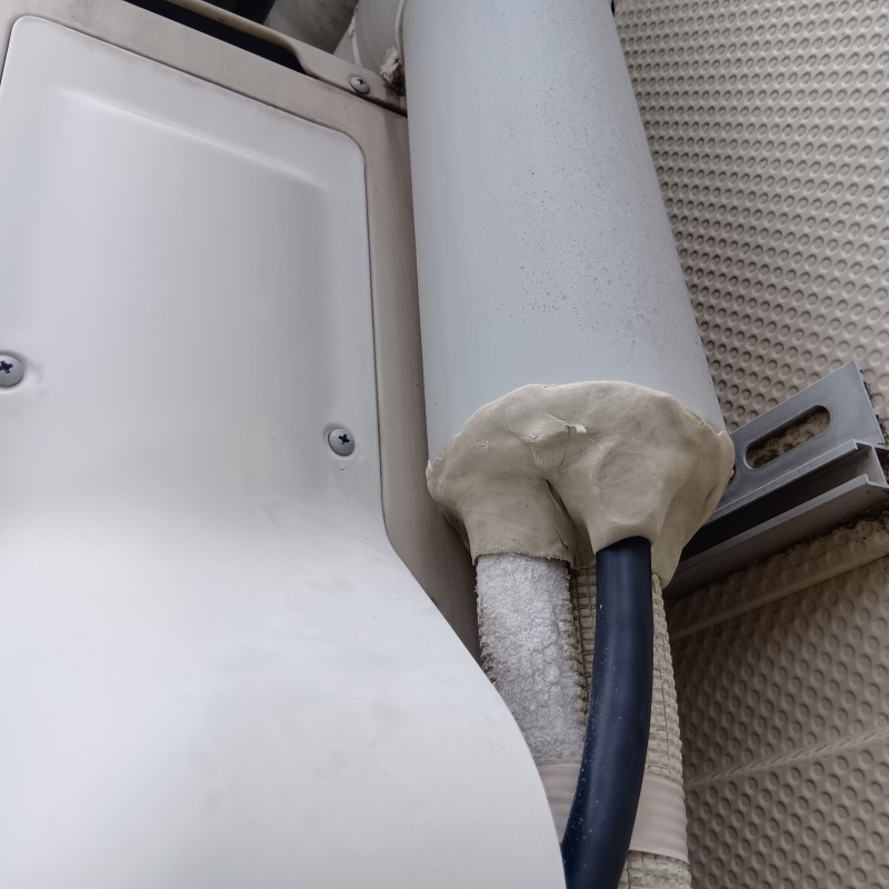 排水ホースのつなぎ目をパテで封鎖