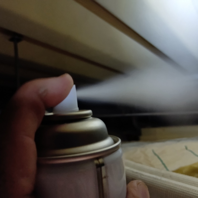 屋根裏に殺虫剤を散布