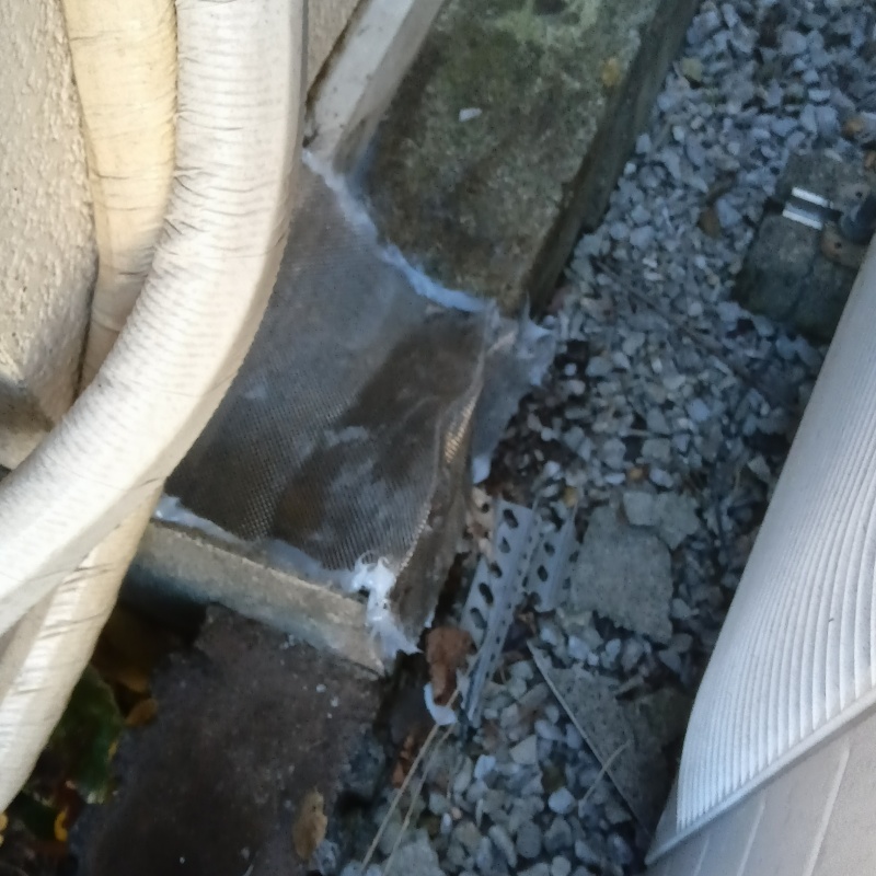 基礎部分に開いていた穴を封鎖
