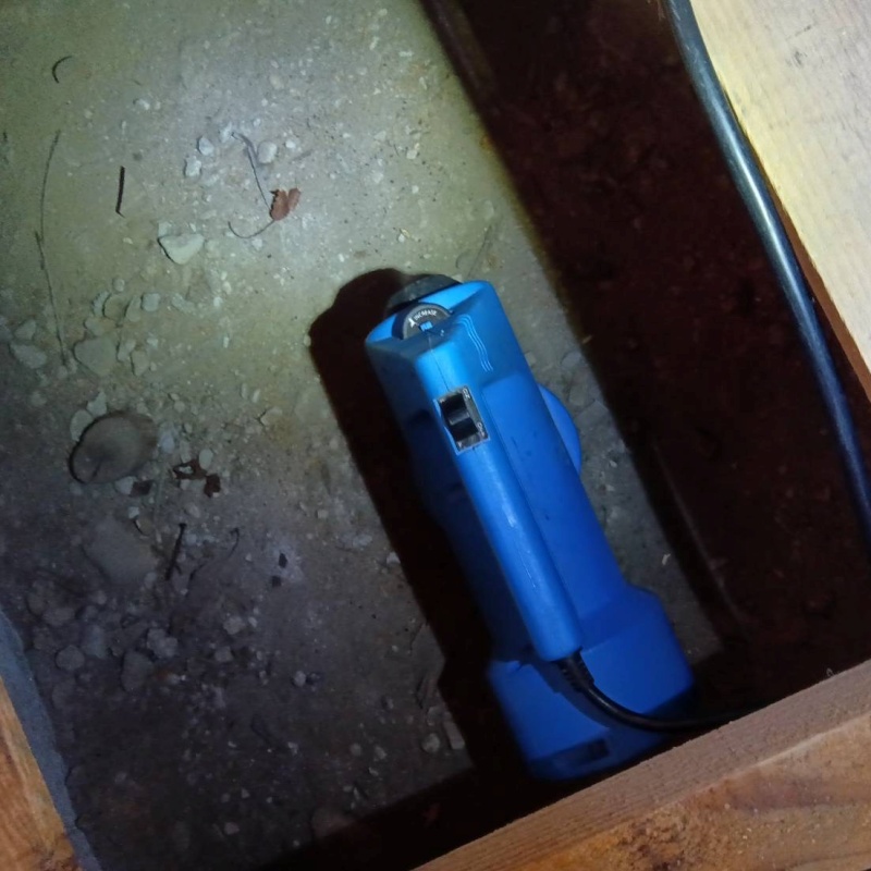 床下に噴霧器で除菌剤を散布