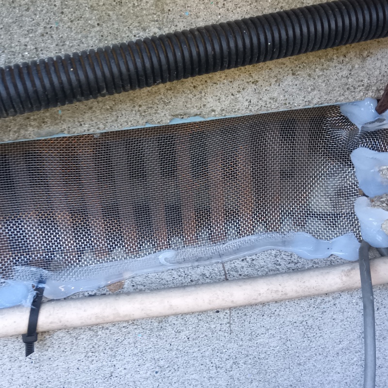 床下換気口と配管の貫通部分を封鎖