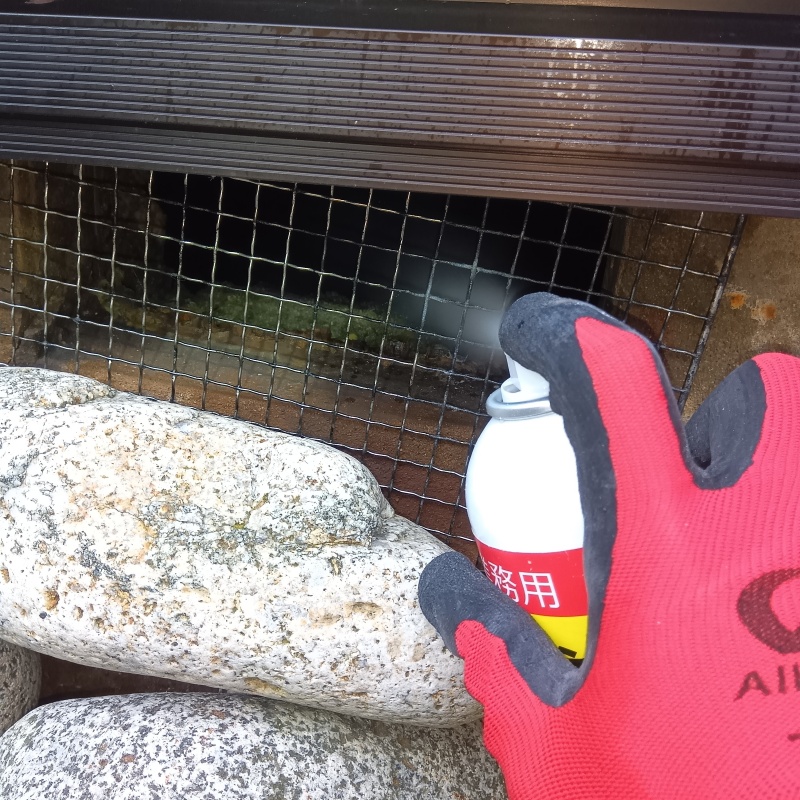 床下換気口から忌避剤をスプレー