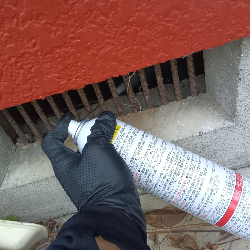 床下換気口から忌避剤をスプレー
