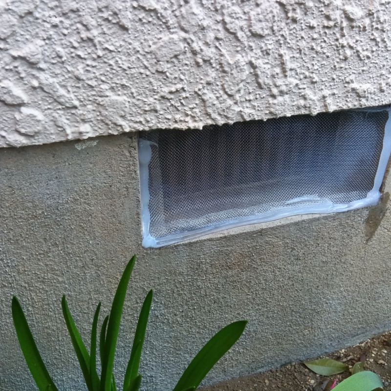 床下換気口をネットとパテで封鎖
