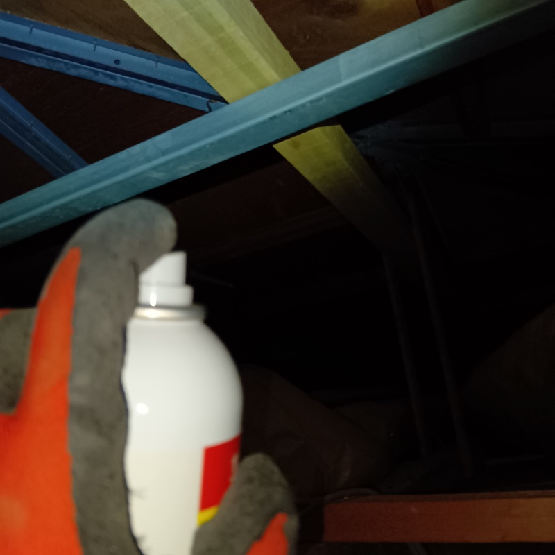屋根裏に忌避剤をスプレー