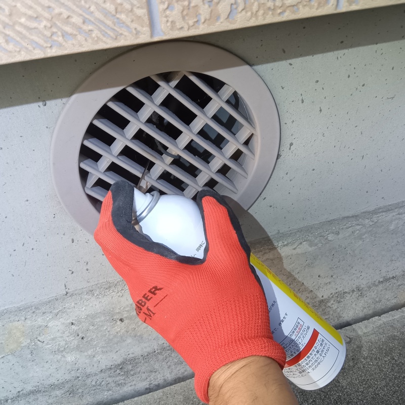 外壁の換気口から忌避剤をスプレー