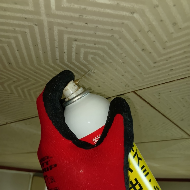 天井のすき間から忌避剤を注入