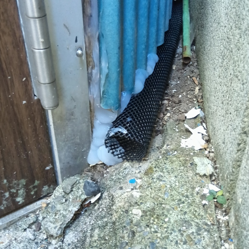 外壁と地面の間のすき間を封鎖