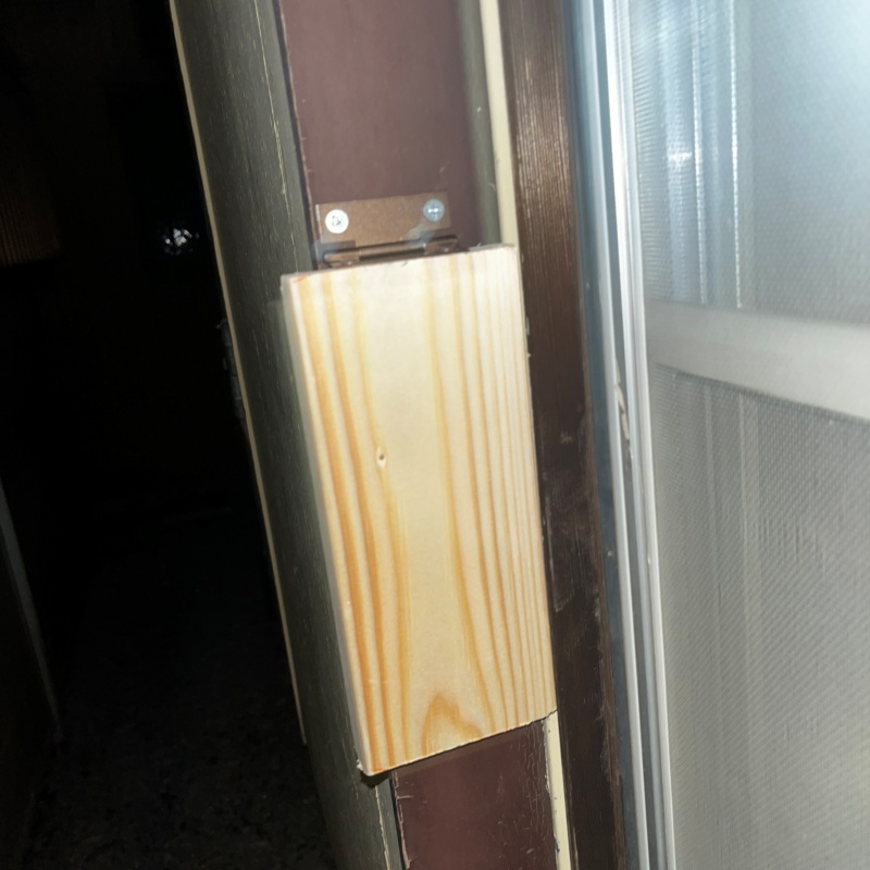 戸袋を板で封鎖