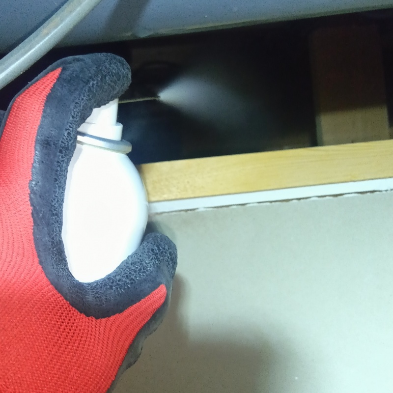 忌避スプレーを散布