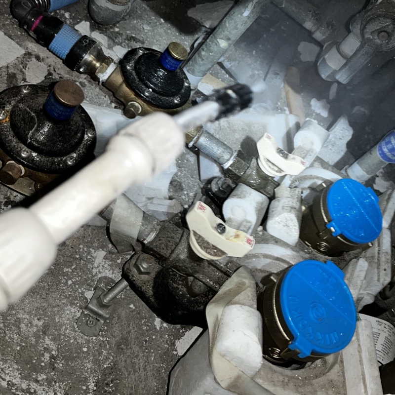 パイプスペース内に除菌剤を散布