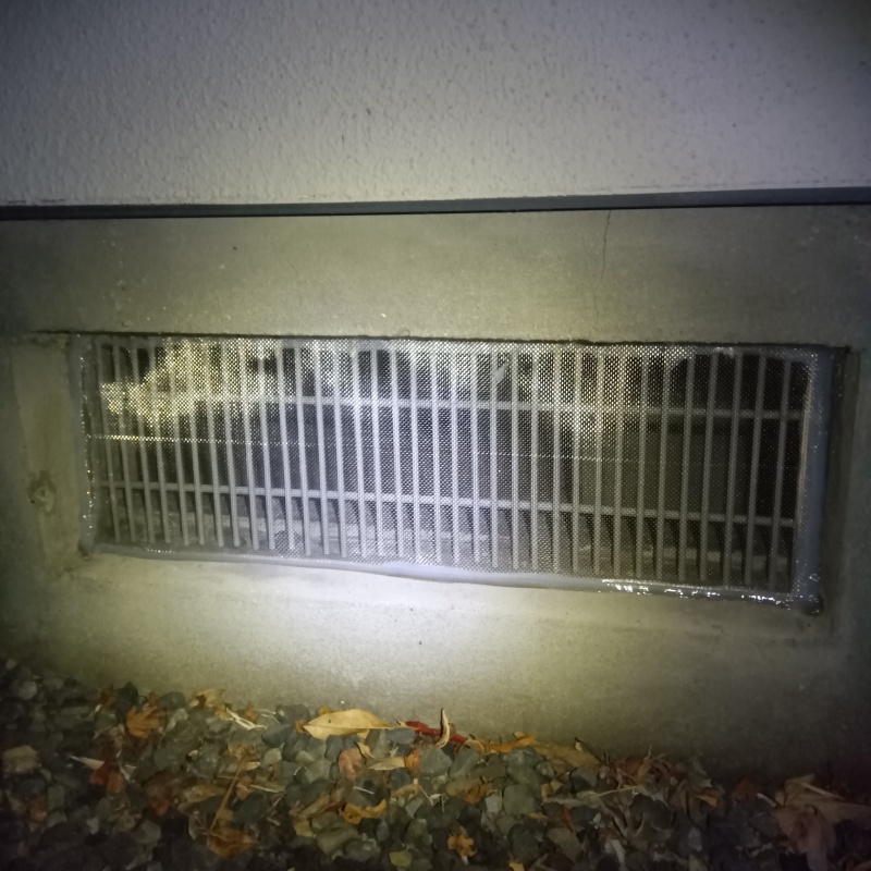 床下換気口をネットとパテで封鎖