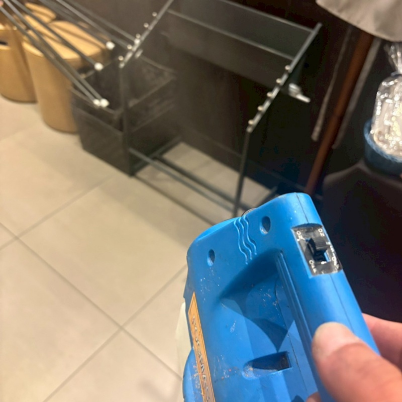 店内に噴霧器で除菌剤を散布