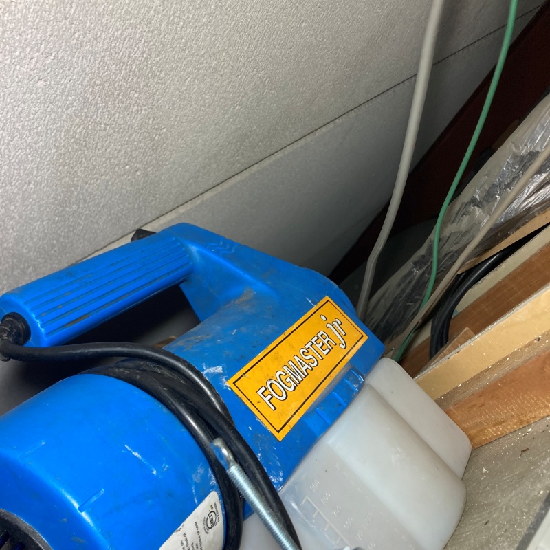 天井裏に除菌剤を散布