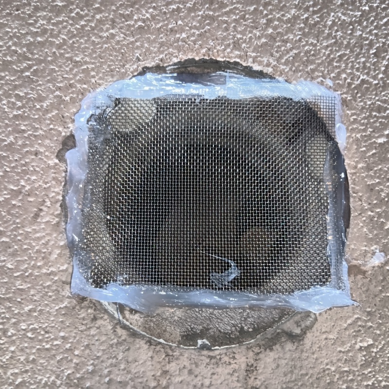壁の大きな穴をネットで封鎖