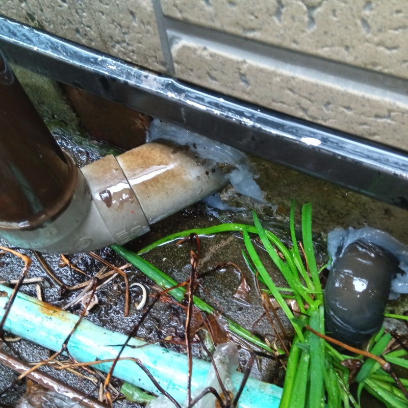 配管まわりのすき間を封鎖
