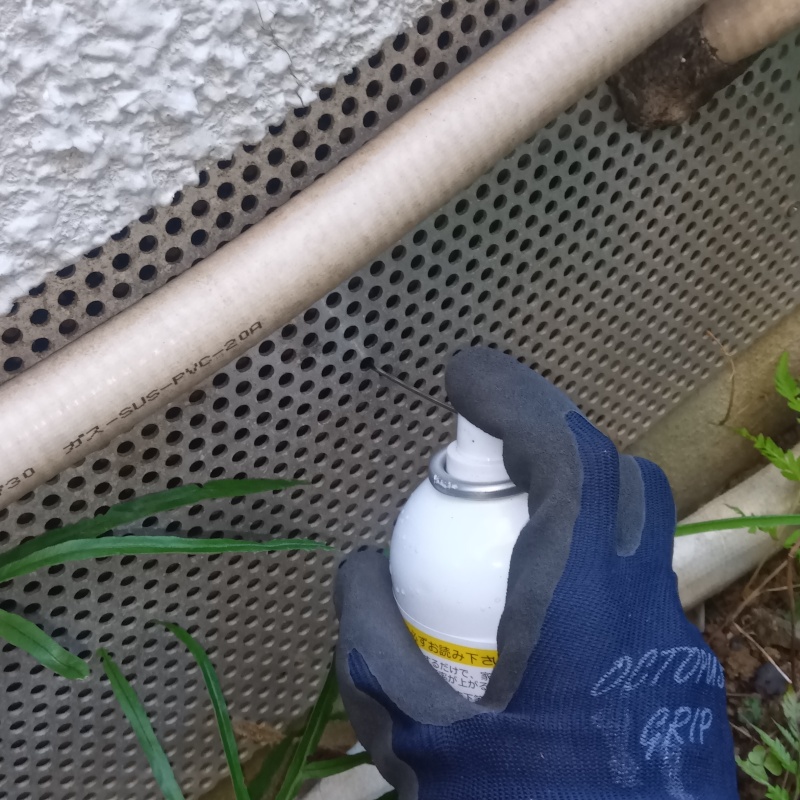 床下換気口から忌避スプレーを散布