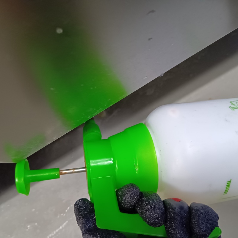 什器の下に除菌剤を散布