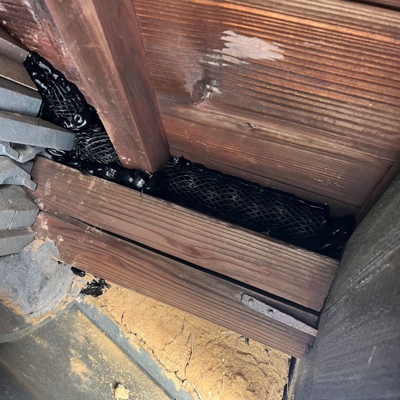 屋根付近の開口部を封鎖