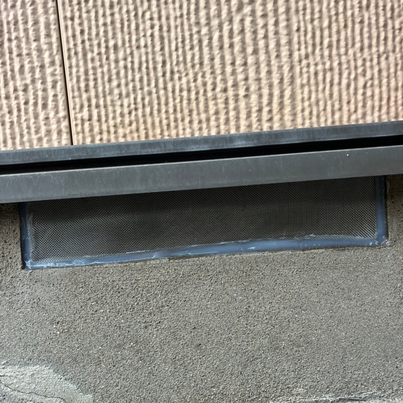 床下換気口をネットとパテで封鎖
