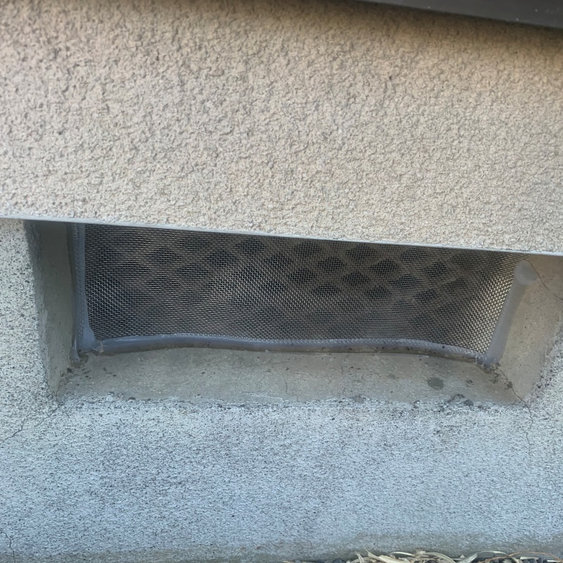 床下換気口をネットとパテで封鎖