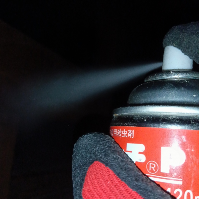 殺虫剤をスプレー