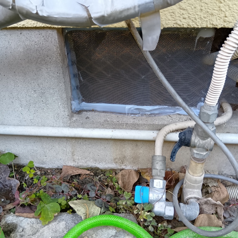 床下換気口をネットとパテで封鎖