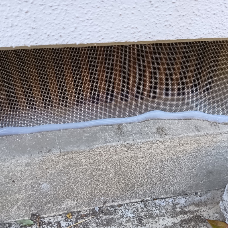 床下換気口をネットとパテで封鎖