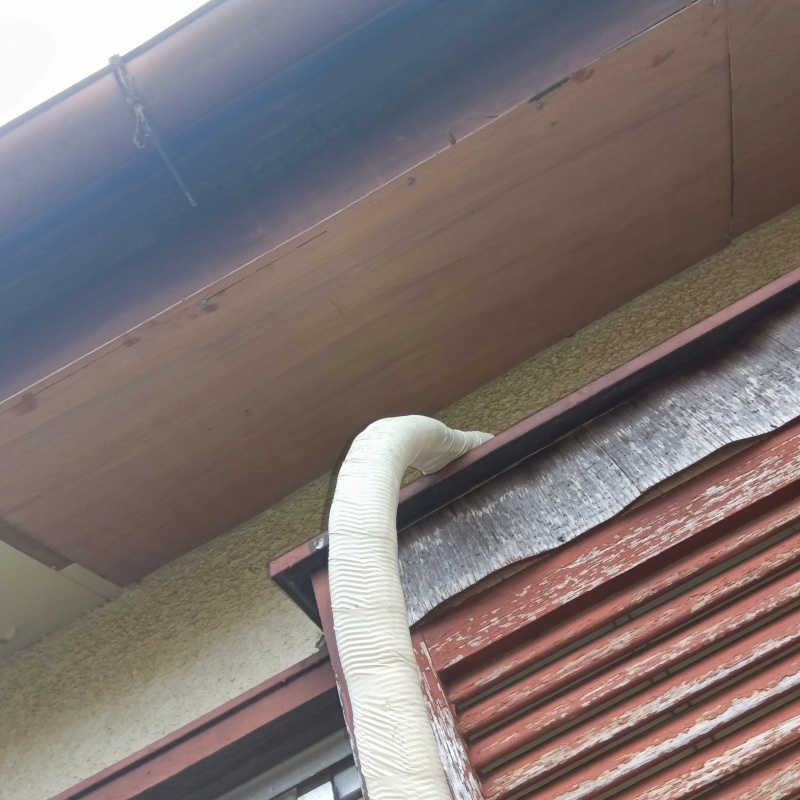 軒下の破損箇所を板で封鎖