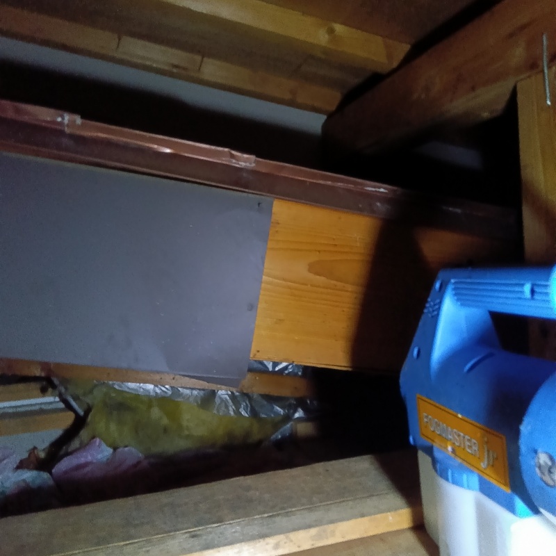 屋根裏に除菌剤を散布