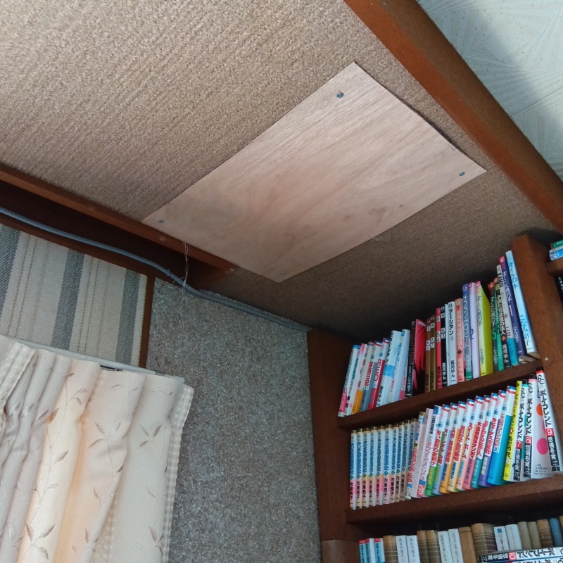 室内の天井に穴を板で封鎖
