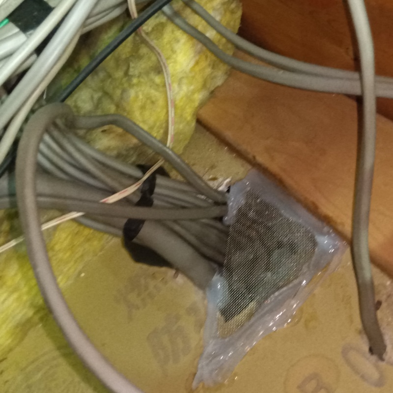 配線コードの通り口のすき間を封鎖