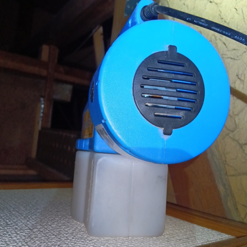 屋根裏に除菌・消臭剤を散布する様子