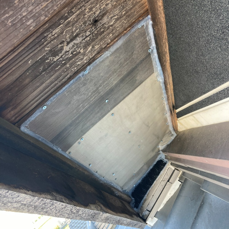 屋根のすき間をふさいだ様子