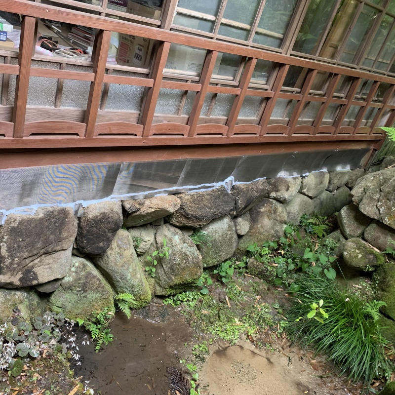 床下換気口のすき間をふさいだ様子