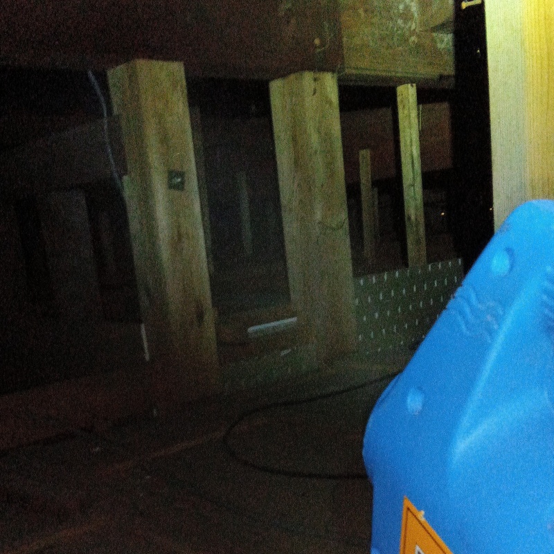 屋根裏に除菌・消臭剤を散布する様子