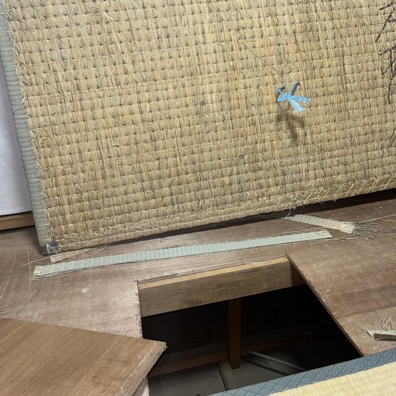 床下点検口を作成する様子