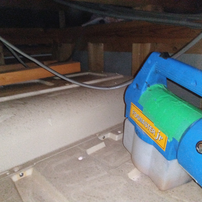 屋根裏に除菌・消臭剤を散布する様子