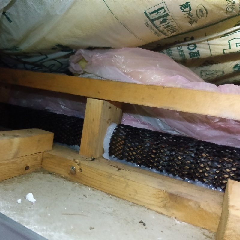 屋根裏のすき間をふさいだ様子