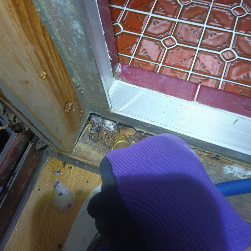 浴室付近にシロアリ駆除剤を注入
