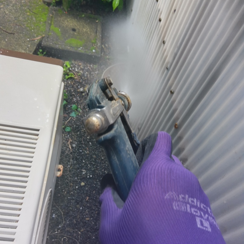建物外周にシロアリ駆除剤を散布
