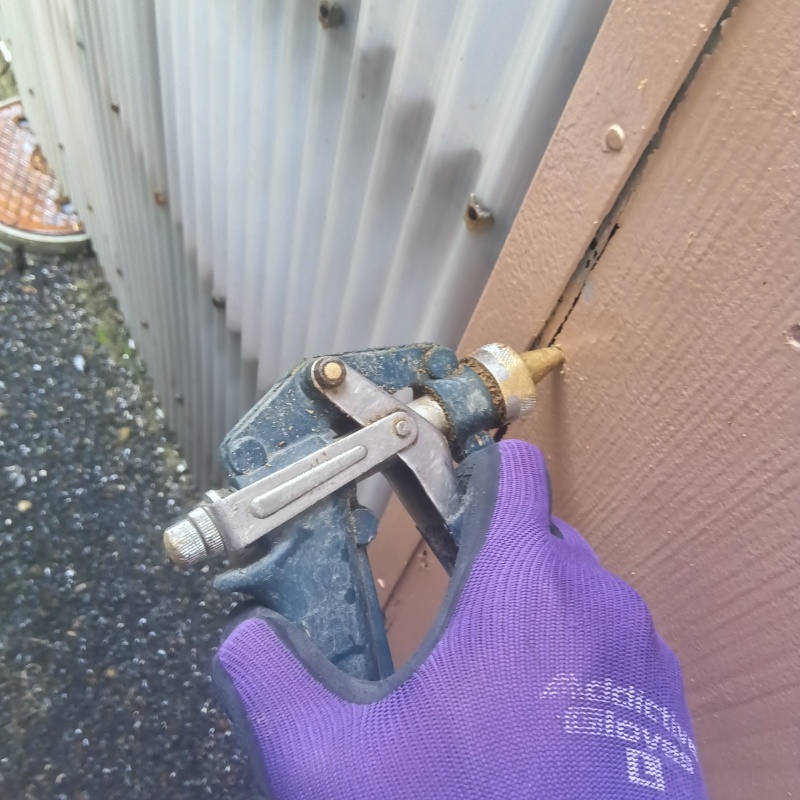 外壁にシロアリ駆除剤を注入