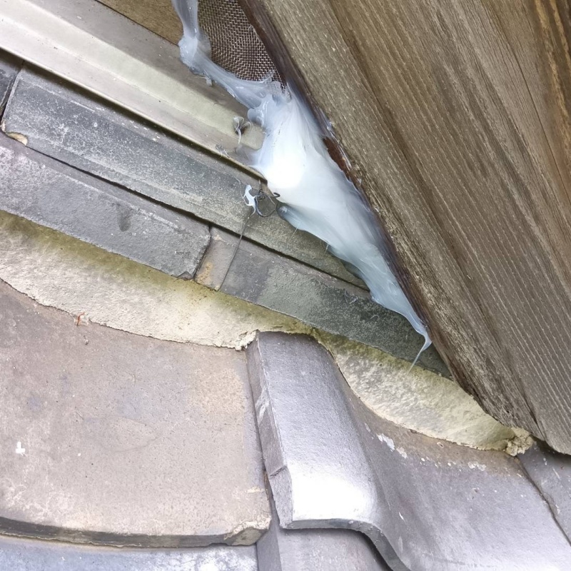 屋根のすき間をパテで封鎖